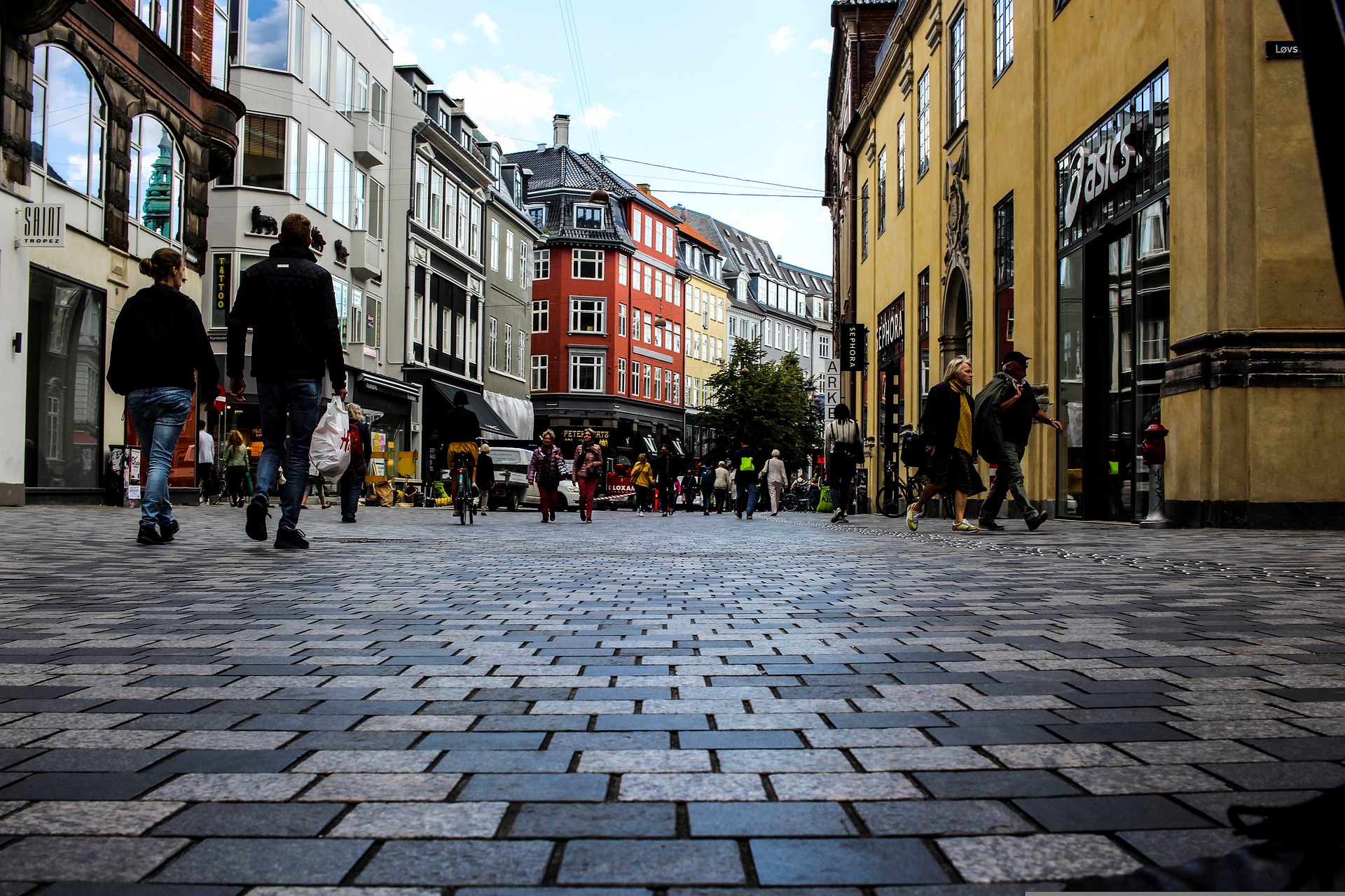folk der går ned ad strøget i københavn